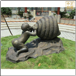 小區門口小孩吹海螺銅雕塑